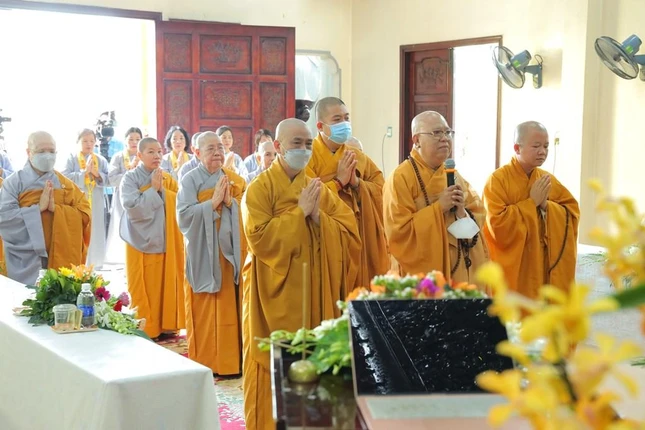 Chư tôn đức đảnh lễ Tam bảo