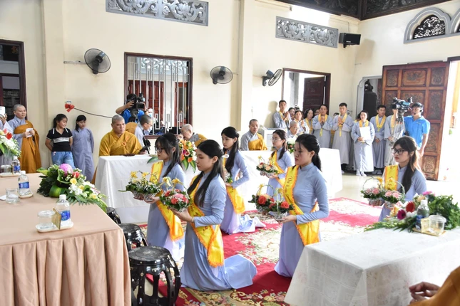 Dâng hoa cúng dường