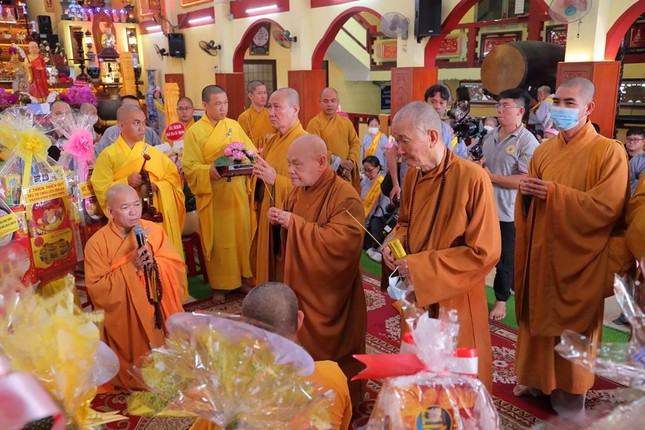 Chư tôn đức thắp hương tưởng niệm Chư tôn đức thắp hương tưởng niệm