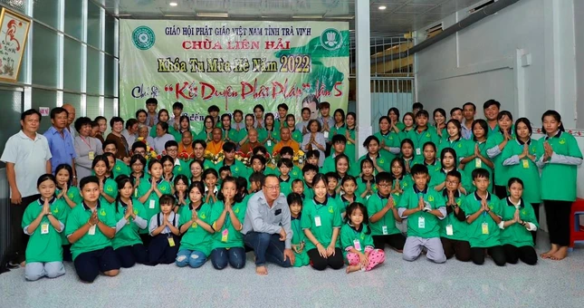 Các bạn trẻ tham dự khóa tu tại chùa Liên Hải Các bạn trẻ tham dự khóa tu tại chùa Liên Hải