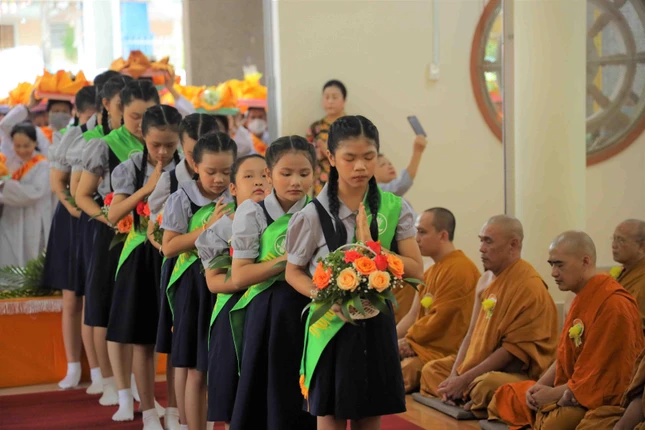 Các em Gia đình Phật tử dâng hoa cúng dường