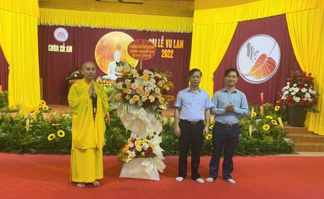 Tặng hoa, quà chúc mừng Đại lễ Vu lan tại chùa Cổ Am