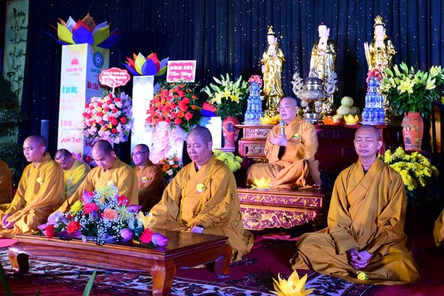 Hòa thượng Thích Thanh Nhiễu ban đạo từ