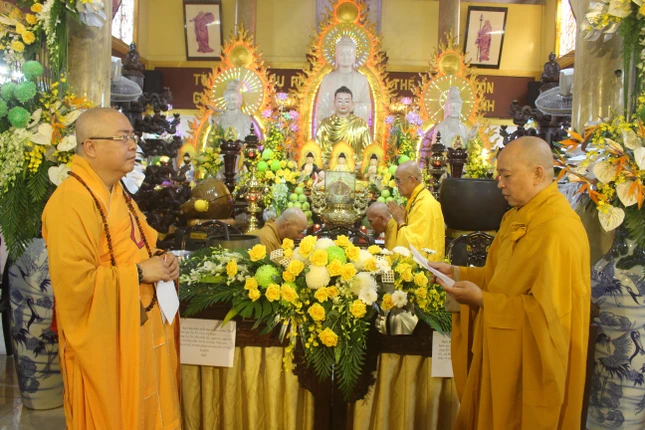 Chư tôn đức đối thú Tự tứ