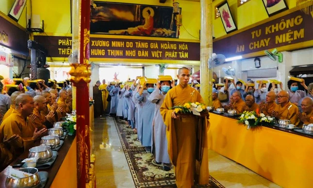 Phật tử dâng pháp y cúng dường chư Tăng