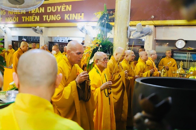 Chư tôn đức niêm hương bạch Phật