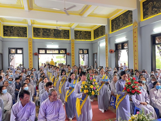 Gia đình Phật tử dâng lục cúng dường