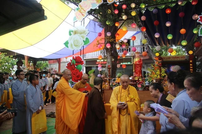 Chư tôn đức trì bình khất thực trong khuôn viên chùa Kỳ Viên Trung Nghĩa