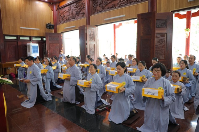 Đại diện Phật tử tác bạch cúng dường