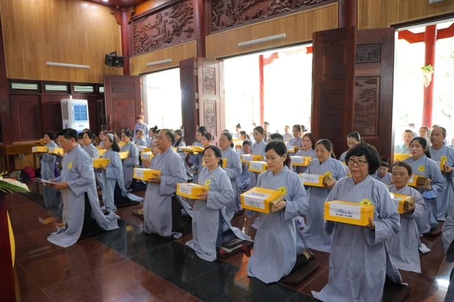 Đại diện Phật tử tác bạch cúng dường