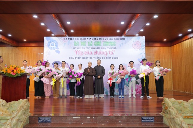 Trao giải cuộc thi viết với chủ đề "Ba mẹ là quê hương"