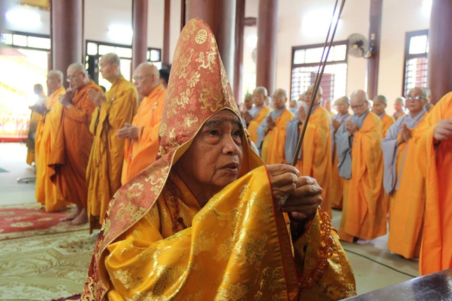 Hòa thượng Thích Đức Thanh niêm hương bạch Phật