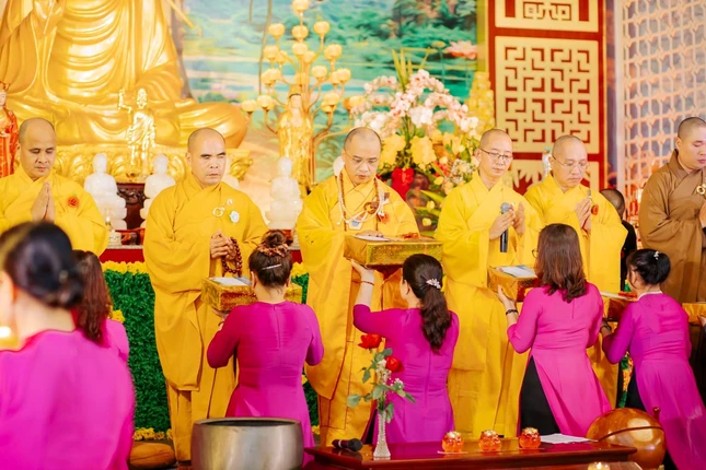 Dâng lục cúng dường nhân mùa Vu lan - Báo hiếu tại chùa Đức Hậu