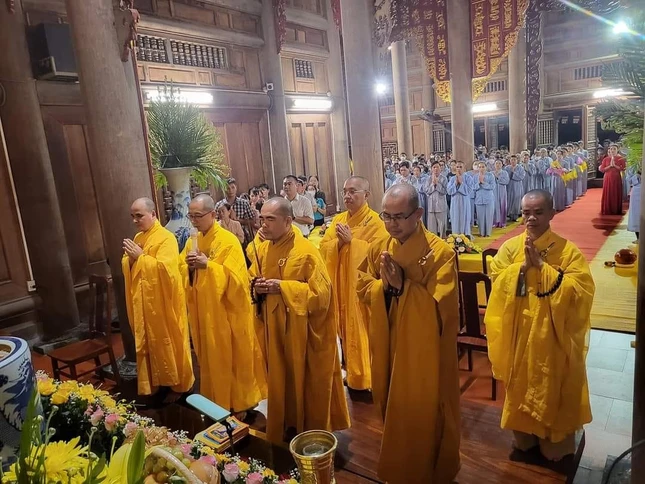 Chư tôn đức Tăng chùa Lam Sơn niêm hương bạch Phật, cử hành lễ Vu lan