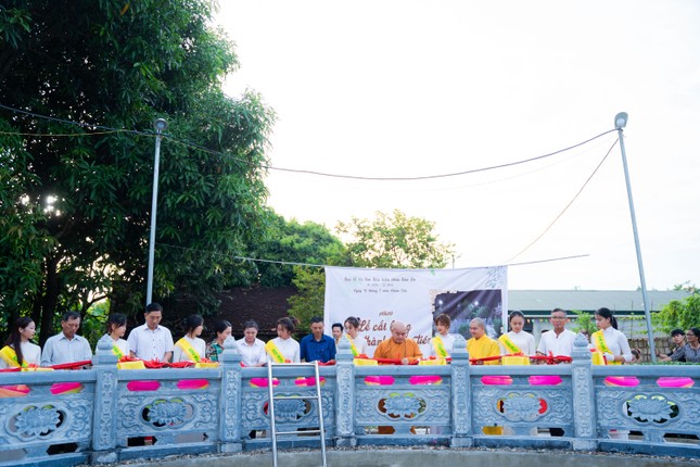 Cắt băng khánh thành giếng Tiên trong khuôn viên chùa Báo Ân