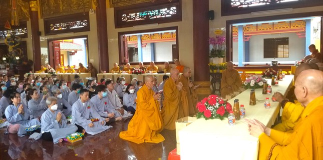 Đại đức Thích Bửu Lợi dâng lời tác bạch cúng dường