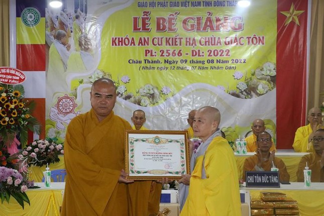 Thượng tọa Thích Tĩnh Triệt, Phó ban Thường trực Ban Trị sự GHPGVN tỉnh Đồng Tháp trao Bằng tuyên dương công đức