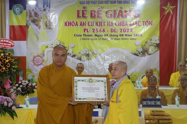 Thượng tọa Thích Tĩnh Triệt, Phó ban Thường trực Ban Trị sự GHPGVN tỉnh Đồng Tháp trao Bằng tuyên dương công đức