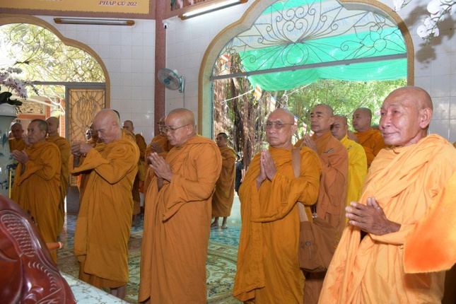 Chư tôn đức niêm hương bạch Phật