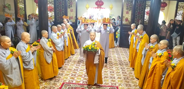 Phật tử thành kính dâng cúng pháp y