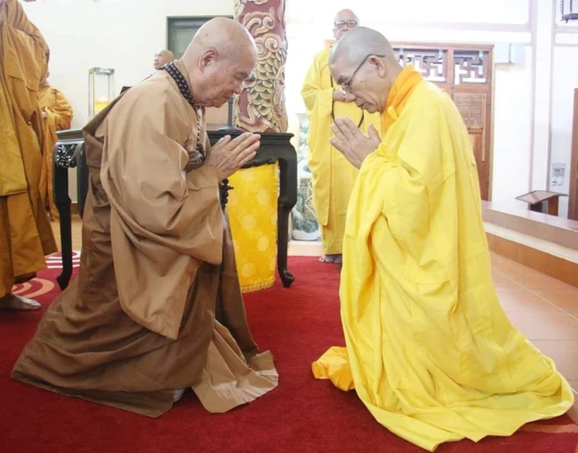 Chư tôn đức đối thú Tự tứ