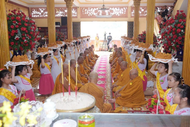 Dâng y cúng dường chư tôn giáo phẩm