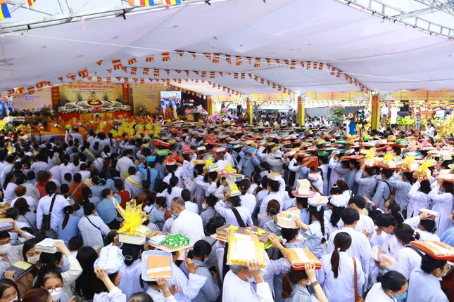 Hàng ngàn Phật tử chí thành dâng y cúng dường