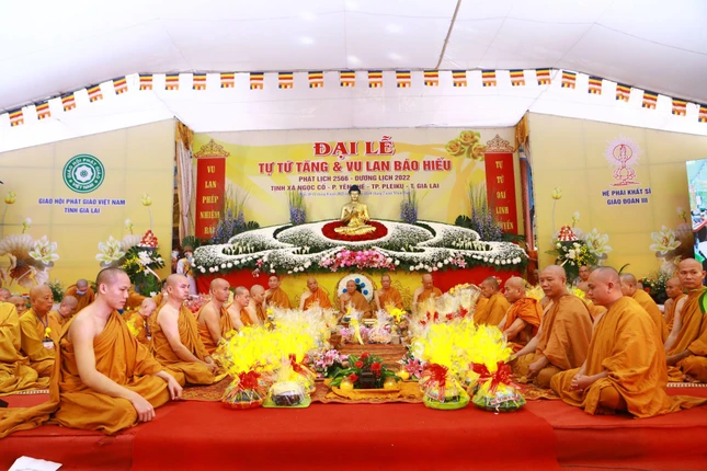 Chư tôn giáo phẩm chứng minh và tham dự buổi lễ