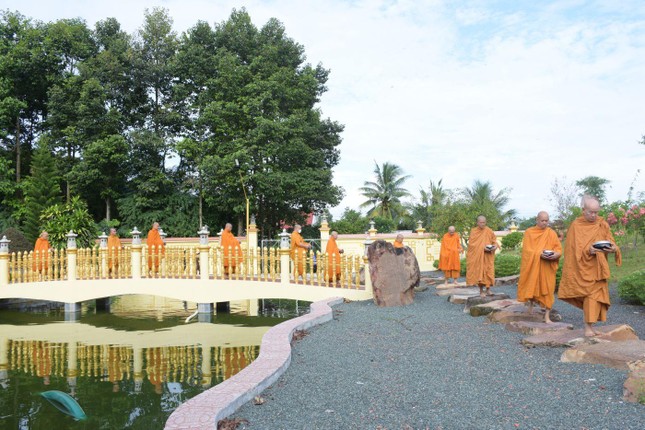 Chư Tăng trì bình khất thực Chư Tăng trì bình khất thực