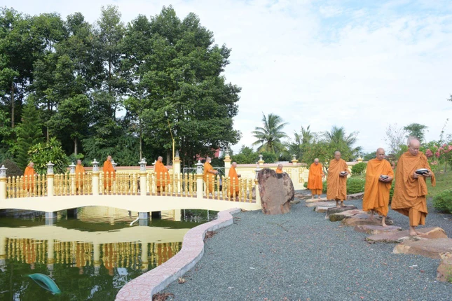 Chư Tăng trì bình khất thực