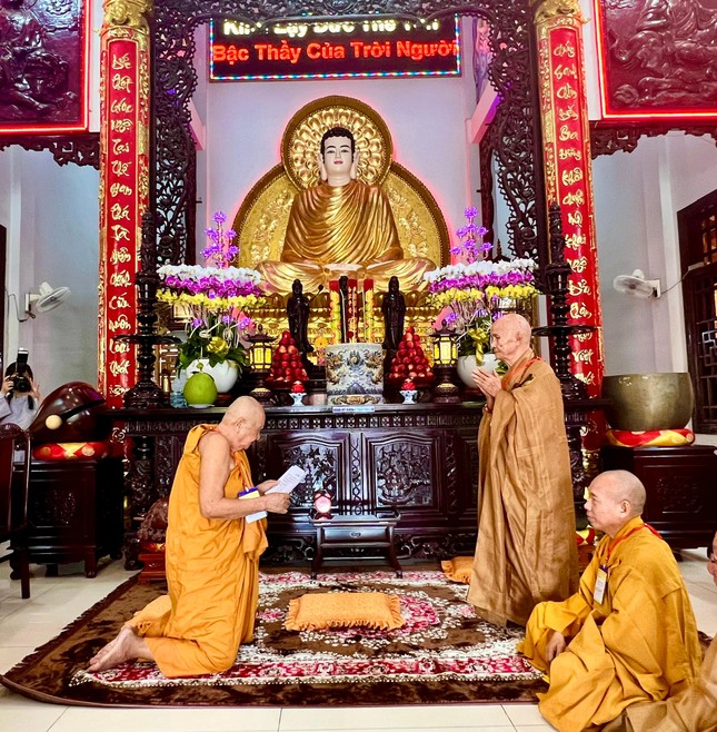 Chư tôn đức đối thú Tự tứ