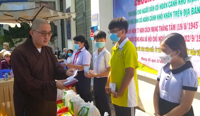 Đại đức Thích Thông Chấn trao học bổng cho các em học sinh