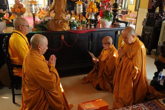 Chư tôn đức đối thú Tự tứ Chư tôn đức đối thú Tự tứ