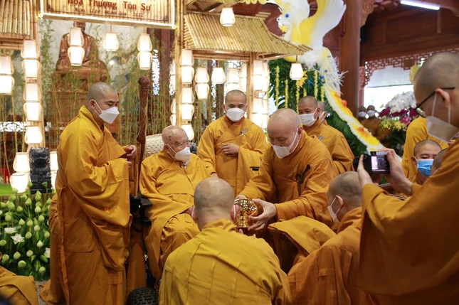 Chư tôn đức dâng quà mừng khánh tuế Đức Trưởng lão Hòa thượng tròn 99 tuổi