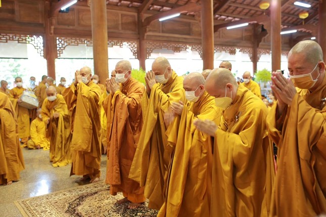 Chư tôn đức Tăng đảnh lễ bày tỏ lòng hiếu đạo với tôn sư Chư tôn đức Tăng đảnh lễ bày tỏ lòng hiếu đạo với tôn sư