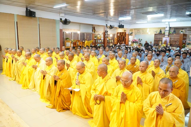 Đại diện Tăng Ni, Phật tử tác bạch, đảnh lễ khánh tuế Hòa thượng Thích Hoằng Tri, trụ trì chùa Vạn Đức