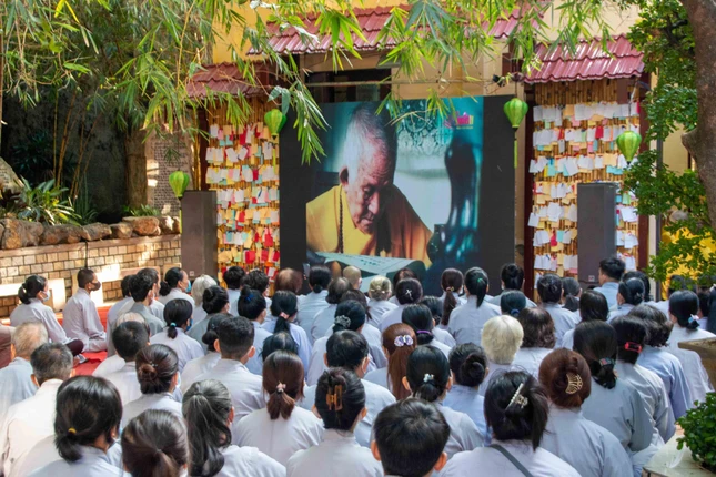 Phật tử cùng nghe pháp âm của cố Đại lão Hòa thượng