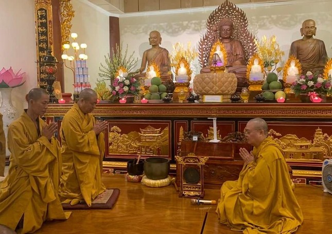 Chư tôn đức đối thú Tự tự tại chùa Diệc