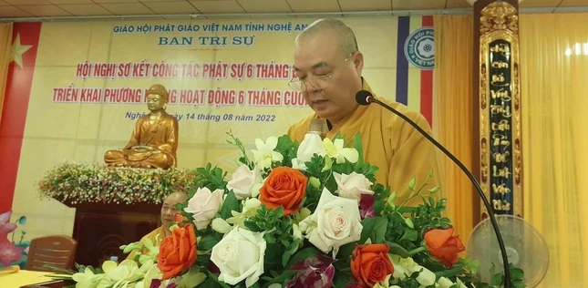 Hòa thượng Thích Thanh Nhiễu ban đạo từ