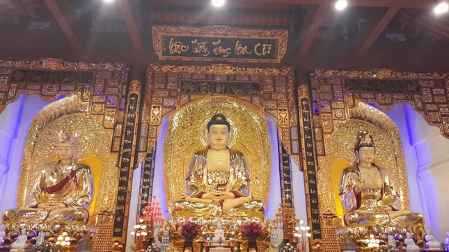 3 pho tượng bằng đồng tại chánh điện chùa Diệc có chiều cao 5-7m