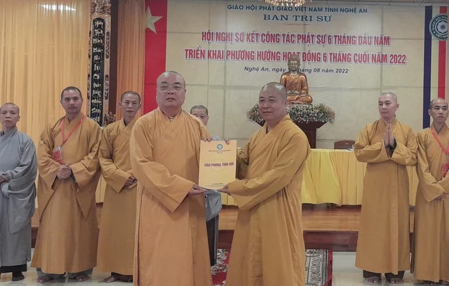 Hòa thượng Thích Thanh Nhiễu trao quyết định đến các thành viên Ban Trị sự GHPGVN tỉnh Nghệ An
