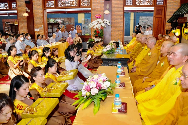 Phật tử dâng cúng pháp y