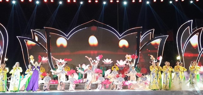 Tiết mục hát, múa “Việt Nam Phật giáo sáng ngời hào quang” mở đầu cho chương trình nghệ thuật