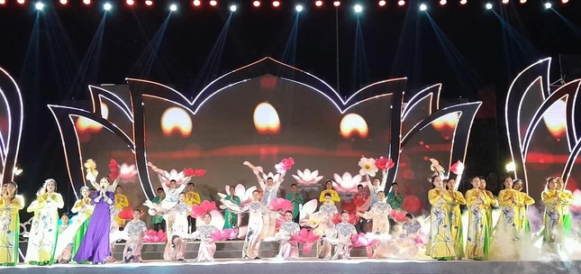 Tiết mục hát, múa “Việt Nam Phật giáo sáng ngời hào quang” mở đầu cho chương trình nghệ thuật