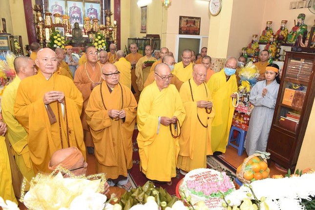 Chư tôn đức thắp hương tưởng niệm