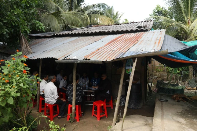 Căn nhà lụp xụp trước khi được hỗ trợ xây dựng