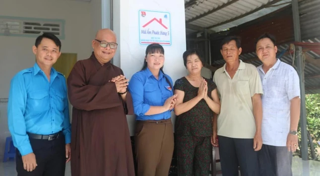 Nhóm Phật từ từ thiện Nguyên Quang bàn giao nhà nhân ái đến gia đình ông Nguyễn Văn Lâm Nhóm Phật từ từ thiện Nguyên Quang bàn giao nhà nhân ái đến gia đình ông Nguyễn Văn Lâm