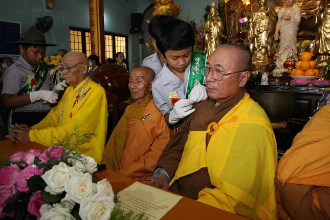 Nghi thức cài hoa hồng Nghi thức cài hoa hồng