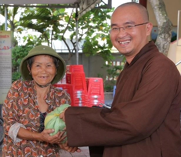 Tặng quà đến bà con khó khăn Tặng quà đến bà con khó khăn