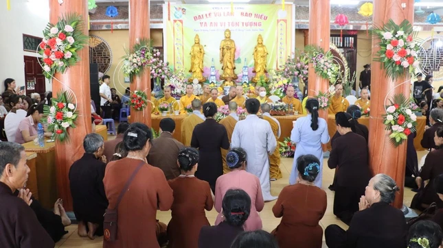 Chư Ni và Phật tử chùa Phúc Long dâng lời tác bạch